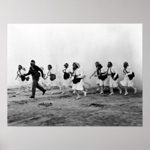 WWII Militär pflegt ~ Gasmaske-Training Poster