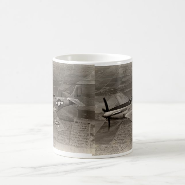 WWII P-51 Mustang im Flug Tasse (Mittel)