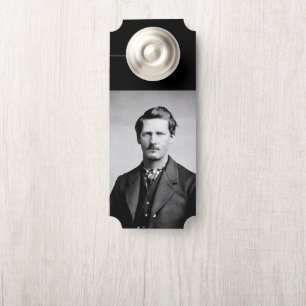 Wyatt Earp: Gesetzeshüter, Revolverheld, Saloonbes Türanhänger
