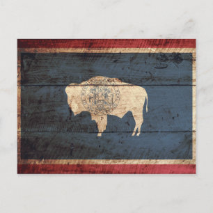 Wyoming State Flag auf Old Wood Grain Postkarte