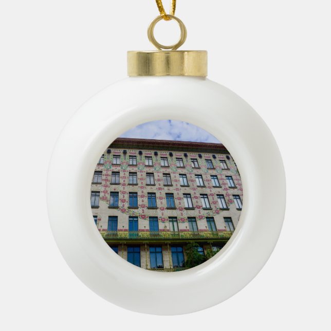 X.ITINERARIES: Otto Wagner, Linke Wienzeile 40 Keramik Kugel-Ornament (Vorderseite)