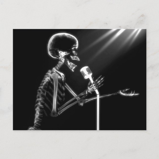 X-RAY SKELETON SINGING ON RETRO MIC - B&W POSTKARTE (Vorderseite)