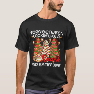 Xmas Baum Torn zwischen Lookin wie ein Snack Kuche T-Shirt