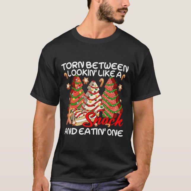 Xmas Baum Torn zwischen Lookin wie ein Snack Kuche T-Shirt (Vorderseite)