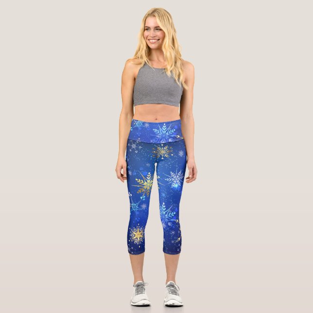 XMAS Blue Background mit goldenen Schneeflocken Capri Leggings (Vorderseite)
