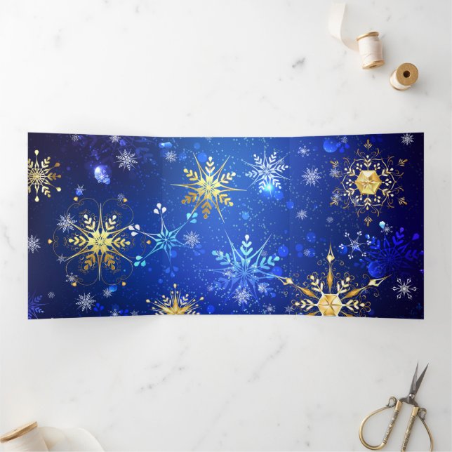 XMAS Blue Background mit goldenen Schneeflocken Dreifach Gefaltete Karte (Innenseite)