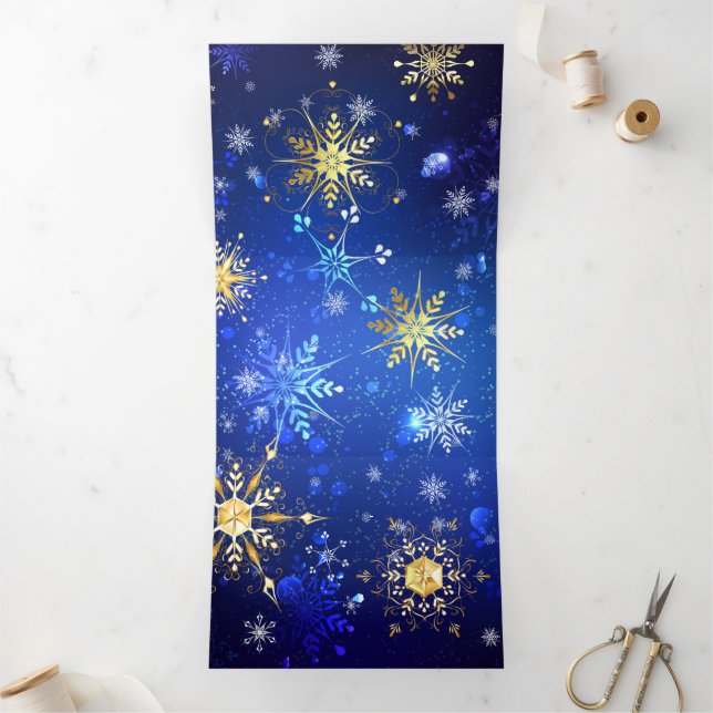 XMAS Blue Background mit goldenen Schneeflocken Dreifach Gefaltete Urlaubskarte (Innenseite)