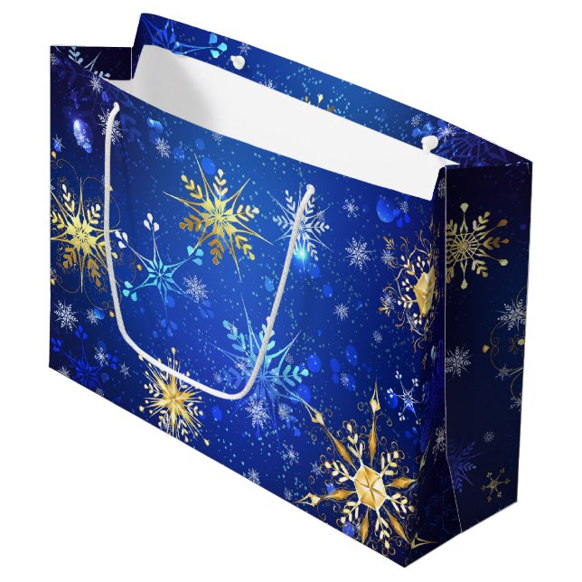 XMAS Blue Background mit goldenen Schneeflocken Große Geschenktüte (Vorderseite Schrägansicht)