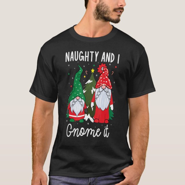 Xmas Naughty and I Gnome It Christmas  Gnomes T-Shirt (Vorderseite)