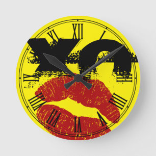 XO XO kiss me retro Clock / Fun Party decor Runde Wanduhr