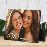 XOXO Best Friends Gold Script BESTE FREUNDIN Foto Fotoplatte<br><div class="desc">Niedliche Geschenke für Ihren Geburtstag oder Galentinstag! XOXO in fett gedruckten goldenen Schriftzeichen sowie Ihre individuelle Namen und Foto auf einer trendigen Foto-Plakette.</div>