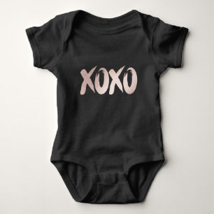 XOXO Blush Pink   Handgeschriebenes Pinselskript Baby Strampler