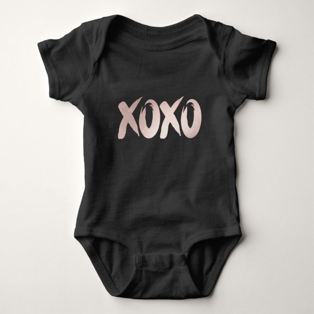 XOXO Blush Pink | Handgeschriebenes Pinselskript Baby Strampler (Vorderseite)