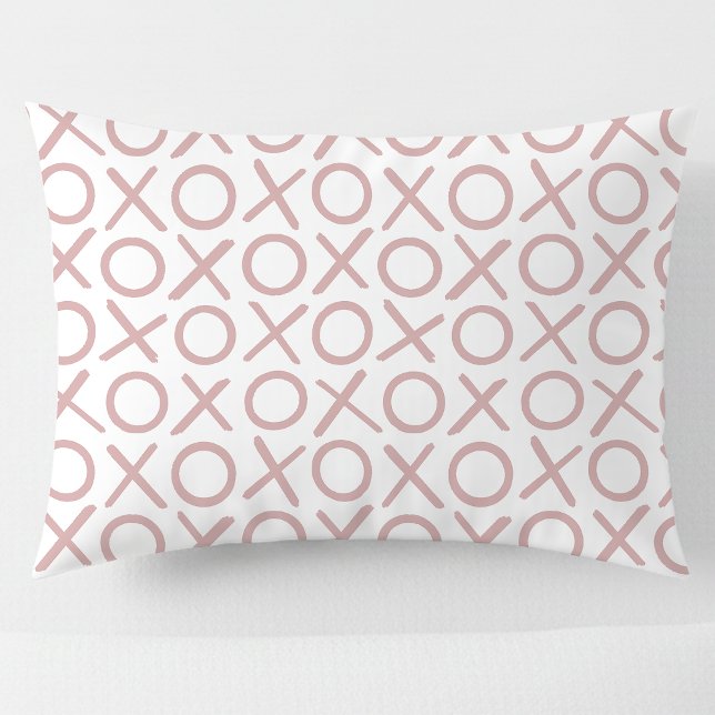 XOXO Hugs & Kisses Dusty Pink White Modern Pattern Kissenbezug (Von Creator hochgeladen)
