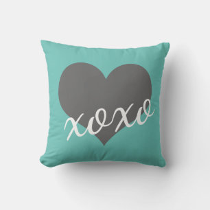 XOXO-Skript auf grauem Herzen   Kissen
