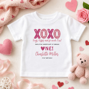 XOXO Umarmungen und Küsse zum Valentinstag 1. Gebu Baby T-shirt