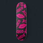 XOXO Zitat Schwarze Nebel Pink Lips Lipstick Muste Skateboard<br><div class="desc">Dieses coole und niedliche Muster ist perfekt für Mädchen. Es zeigt handgemalte neonrosa Lippenstift Lippen und die Typografie Zitat "Xoxo", auf einem einfachen schwarzen Hintergrund. Es ist bezaubernd, elegant, modern und einzigartig; perfekt für Ihren Alltag oder sogar ein besonderes Geschenk für den Valentinstag. ***WICHTIGE HINWEIS FÜR DESIGN: Für individuelle Designanfragen,...</div>