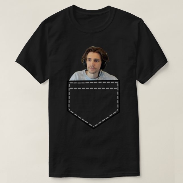 xQc in einer Tasche T-Shirt (Design vorne)