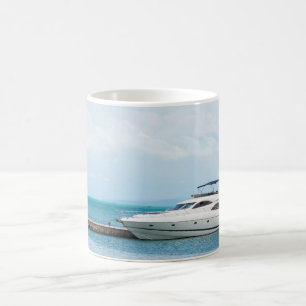Yacht an der Liegeplatz Tasse