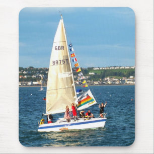 Yacht mit Flaggen Mousepad