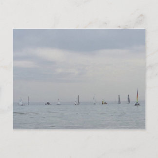 Yacht-Rennboote in einer Reihe Feiertagspostkarte