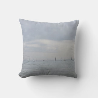 Yacht-Rennboote in einer Reihe Kissen
