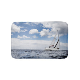 Yacht-Segeln in der hohen See Badematte