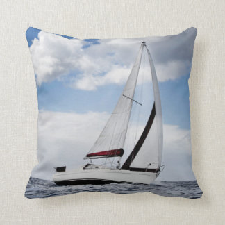 Yacht-Segeln in der hohen See Kissen