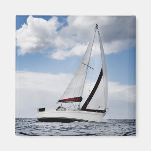 Yacht-Segeln in der hohen See Magnet