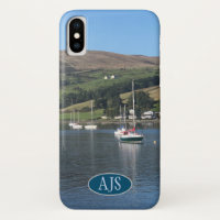 Yachten in einer Bucht in Schottland.