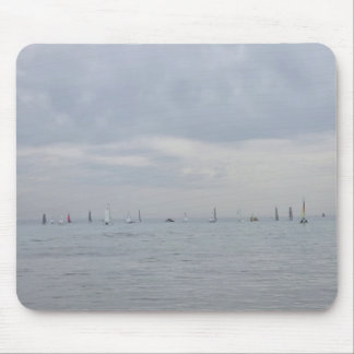 Yachten rasen in einer Linie dahin Mousepad