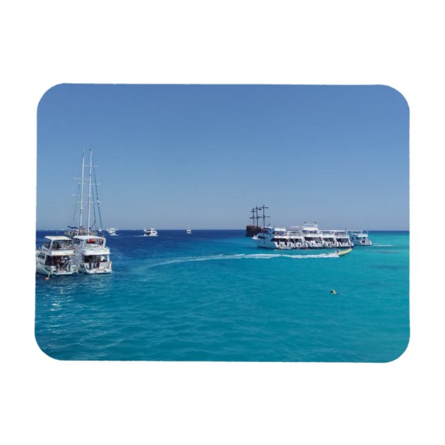 Yachtparkplatz mit Touristen in der Nähe von White Magnet (Horizontal)