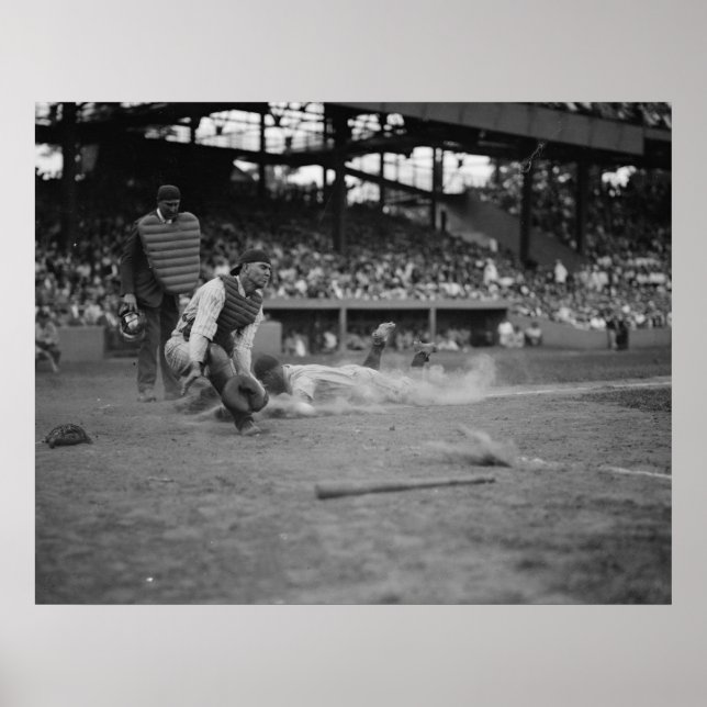 Yankees Lou Gehrig Scores Vs. Senators Poster (Vorne)
