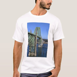 Yaquina Bay Bridge über die Yaquina Bay T-Shirt