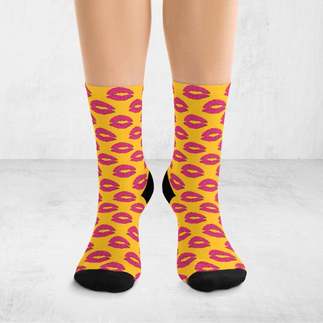 Yellow and Hot Pink Pop Art Kissing Lips XOXO Socken (Von Creator hochgeladen)