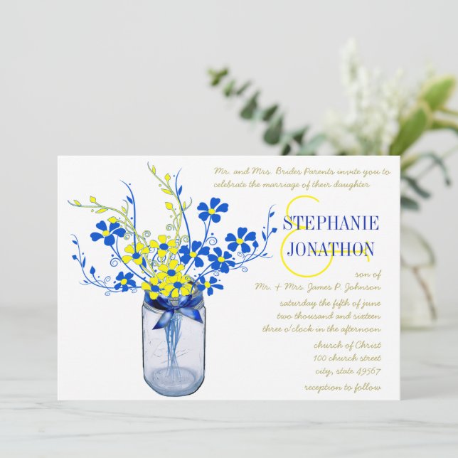Yellow and Royal Blue Mason Jar Wildblume Wedding Einladung (Stehend Vorderseite)