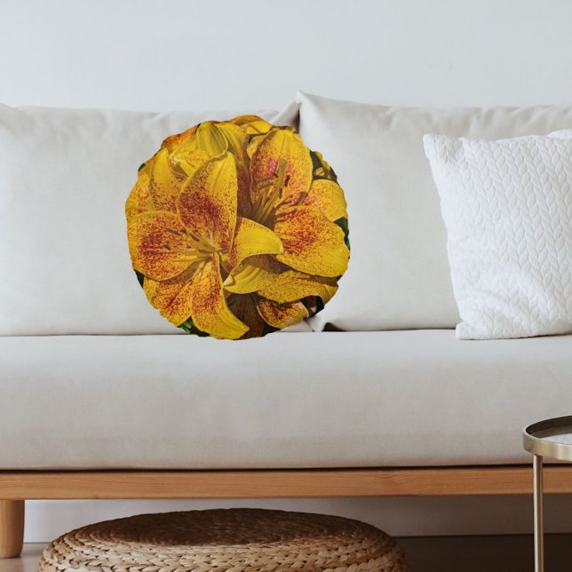 Yellow Asiatic Lily Blooms Floral Rundes Kissen (In Situ Sofa)