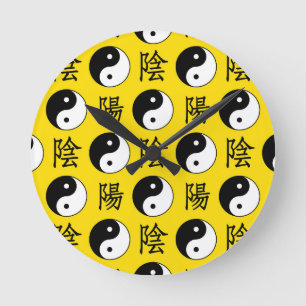 Yellow Background Chinesisches Yinyang-Muster Runde Wanduhr