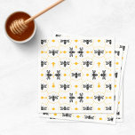 Yellow Bee Honeycomb Kids Summer Birthday Party Serviette<br><div class="desc">Yellow Bee Honeycomb Kids Summer Birthday Party Napkins rundet das thematisch abgestimmte Party perfekt ab. Das Design umfasst Bienen und Wabenrüben mit einfachen Formen und schwarzen Konturen auf weißem Hintergrund. Gelbe Akzente fügen dem symmetrischen, minimalistischen Design eine Touch von Farbe hinzu. Die Farbe der Bienen zeichne geometrische Elemente und Art...</div>