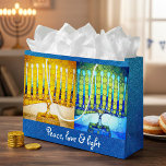 Yellow Blue Peace Liebe Light Hanukkah Menorahs Große Geschenktüte<br><div class="desc">"Frieden, Liebe und Licht." Eine nahe künstlerische, Foto-Illustration von gelben und blauen, bunten Menorahs hilft Ihnen, den Urlaub von Hanukka zu beginnen. Genießen Sie die Wärme und Freude der Urlaubssaison, wenn Sie diese niedliche und lustige, maßgeschneiderte Geschenktasche verwenden. Funkelnd blaue Imitate Glitzer schmückt die Seiten. Passende Karten, Porto, Aufkleber, Kissen,...</div>