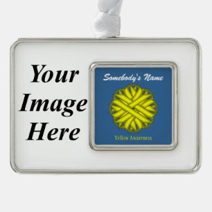 Yellow Blume Ribbon Tmpl (H-I) von Kenneth Yoncich Rahmen-Ornament Silber