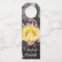 Yellow cactus flower in spring flaschenanhänger
