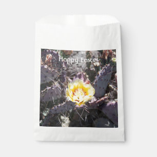 Yellow cactus flower in spring geschenktütchen