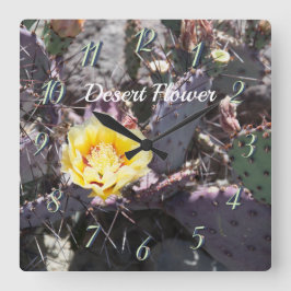 Yellow cactus flower in spring quadratische wanduhr