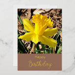 Yellow Daffodil Happy Birthday Gold Folien Feiertagskarte<br><div class="desc">Gelbe Daffodil-Blume im Garten fröhliche Mutter Day Designfolie</div>