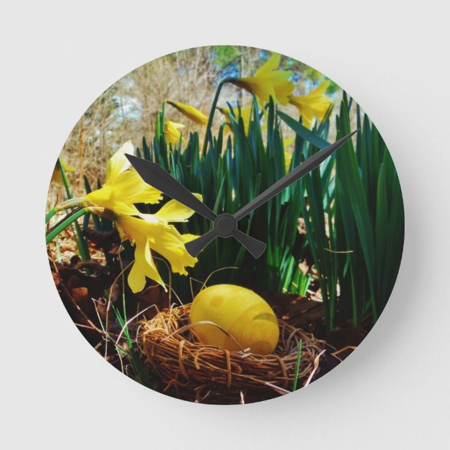 Yellow Daffodils and a Yellow Easter egg Runde Wanduhr (Vorderseite)