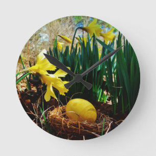 Yellow Daffodils and a Yellow Easter egg Runde Wanduhr