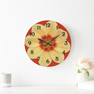 Yellow Dahlia auf Red Floral Große Wanduhr