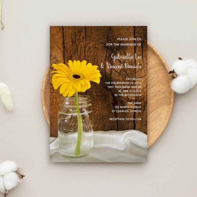 Yellow Daisy in Mason Jar Country Barn Wedding Einladung (Von Creator hochgeladen)