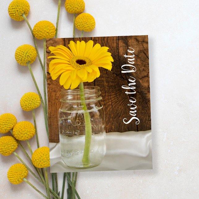 Yellow Daisy in Mason Jar Wedding Save the Date Ankündigungspostkarte (Von Creator hochgeladen)